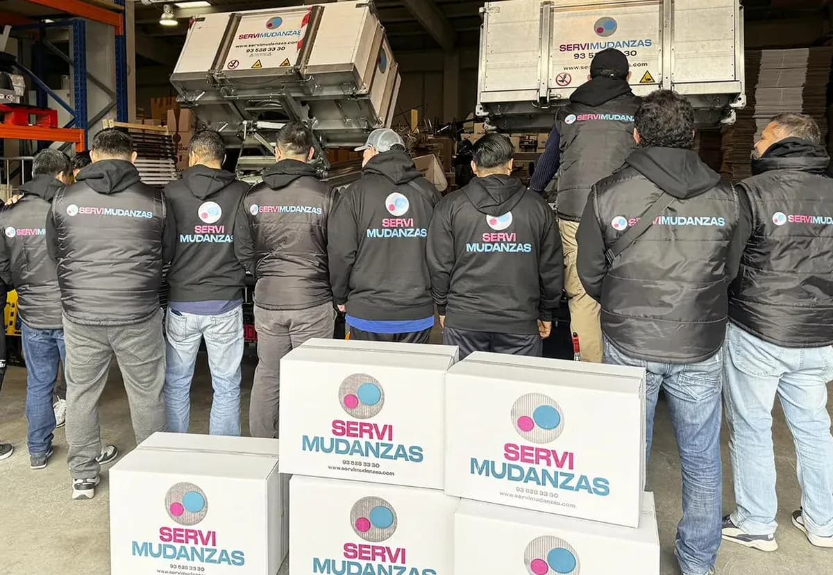 Equipo de Servimudanzas Cerdanya con material de embalaje profesional antes de una mudanza